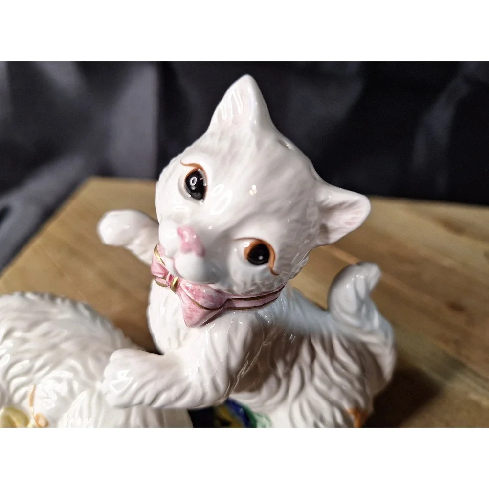 Vintage Style White Kitten Cat Pansy Floral Ceramic Salt and Pepper Shakers Set